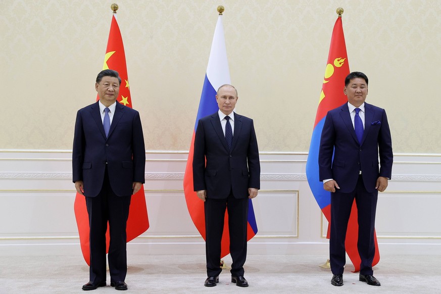 Russlands Präsident Wladimir Putin, Chinas Staatschef Xi Jinping und Uchnaagiin Chürelsüch, Präsident der Mongolei, stellen sich recht verkrampft zum Gruppenbild auf. 