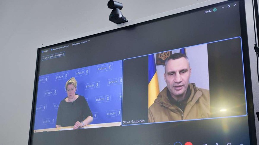 Franziska Giffey in einem Fake-Videocall mit dem angeblichen Vitali Klitschko. Offenbar handelte es sich dabei um ein zusammengeschnittenes altes Video von Kiews Bürgermeister.