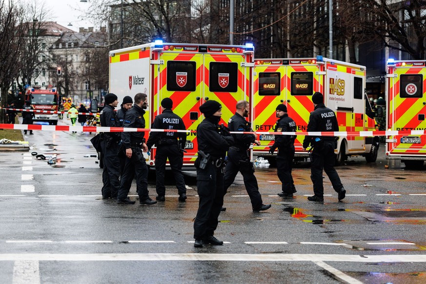 13.02.2025, Bayern, München: Rettungskräfte stehen in der Nähe des Einsatzortes. In der Münchner Innenstadt ist ein Fahrzeug in eine Menschengruppe gefahren. Foto: Matthias Balk/dpa +++ dpa-Bildfunk + ...