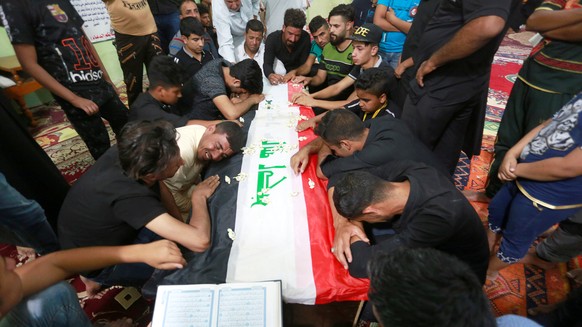 Mourners attend the funeral of the security men who were kidnapped and killed by Islamic State militants, in Kerbala, Iraq June 28, 2018. REUTERS/Alaa al-Marjani