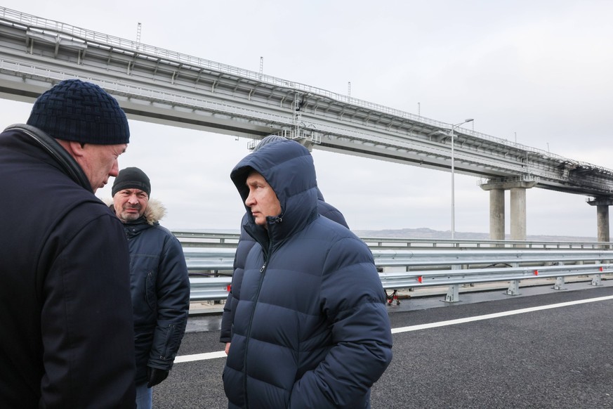 RUSSIA - DECEMBER 5, 2022: Russia s President Vladimir Putin R visits a bridge linking Crimea to mainland Russia after it was repaired following the October 8 explosion. Mikhail Metzel/POOL/TASS PUBLI ...