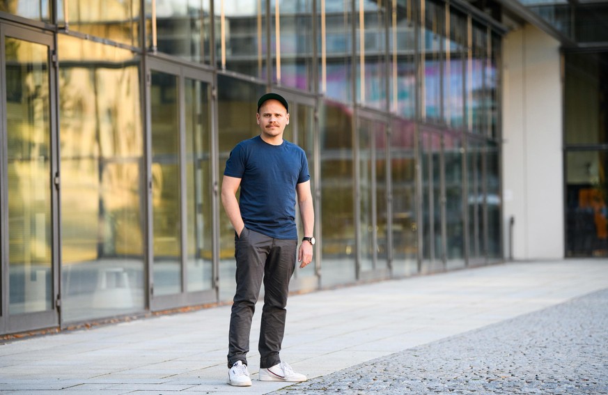 Tobias Ginsburg ist undercover-Journalist. Im Oktober 2021 veröffentlichte er sein neues Buch &quot;Die letzten Männer des Westens&quot;