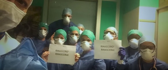 Medizinisches Personal in Italien hält Zettel mit dem Songtitel in die Kamera – von Klicks kommt jedoch kein Geld im Krankenhaus an.