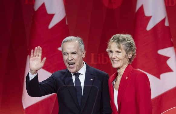 09.03.2025, Kanada, Ottawa: Der neu ernannte liberale Parteivorsitzende Mark Carney und seine Frau Diana Fox Carney verlassen die Bühne nach seiner Rede bei der Bekanntgabe der liberalen Parteiführung ...