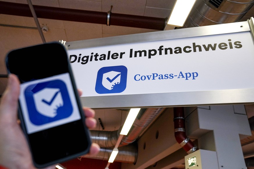 Symbolbild CovPass-App Digitaler Impfnachweis Symbolfoto eines Hinweisschild im Impfzentrum Duesseldorf fuer den Digitalen Impfnachweis der CovPass-App auf dem Handy, welche europaweit als offiziellen ...