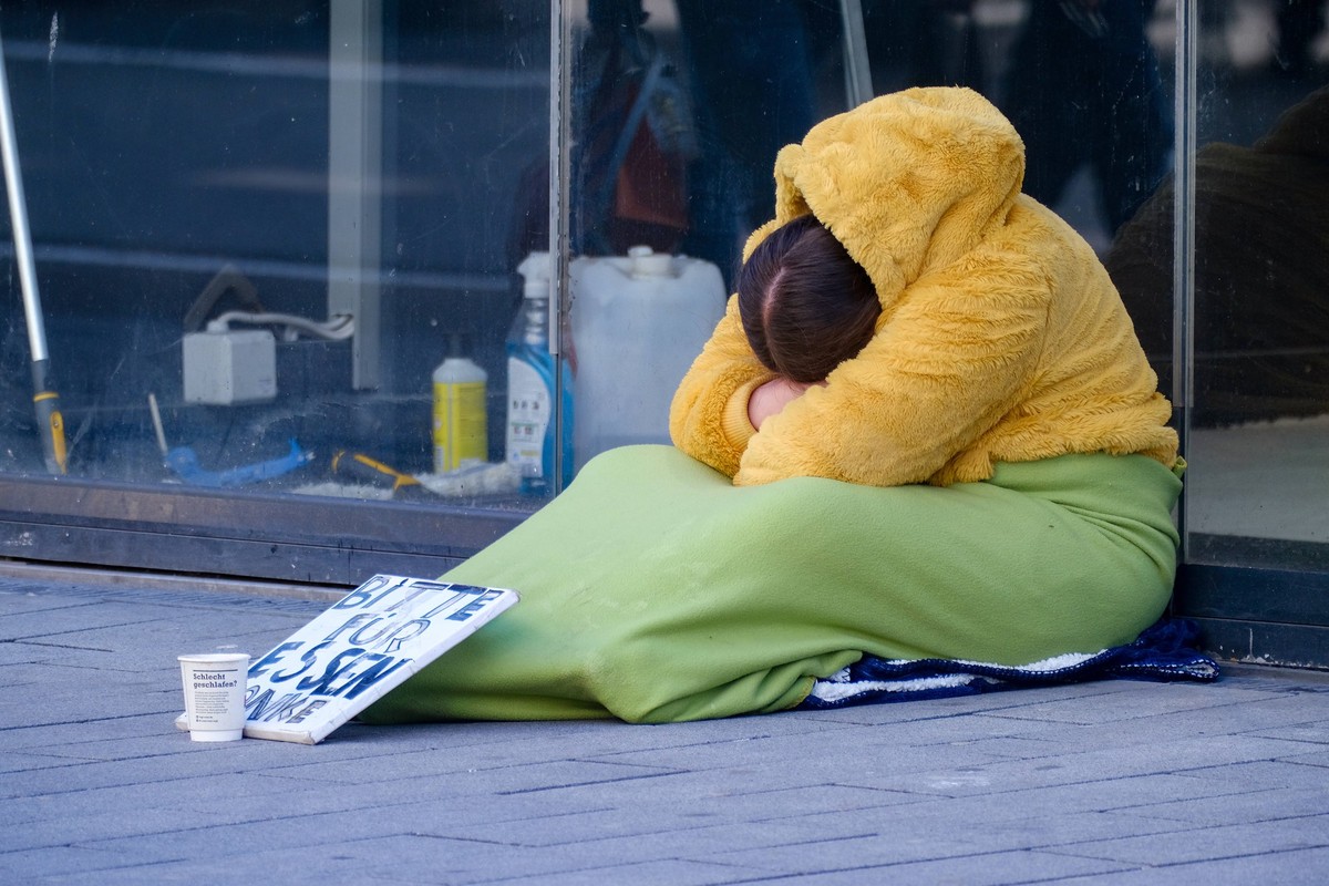 D�sseldorf 28.04.2025 Inflation B�rgergeld Obdachloser Obdachlose Bettlerin Bettler Hartz IV Satz Lebenshaltungskosten Arbeitslosengeld Grundsicherung Sozialleistungen Existenzminimum Regelsatz Wohnun ...