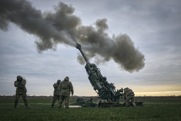 09.01.2023, Ukraine, Cherson: Ukrainische Soldaten feuern aus einer von den USA gelieferten Haubitze M777 auf russische Stellungen in der Region Cherson, Ukraine. Foto: Libkos/AP/dpa +++ dpa-Bildfunk ...
