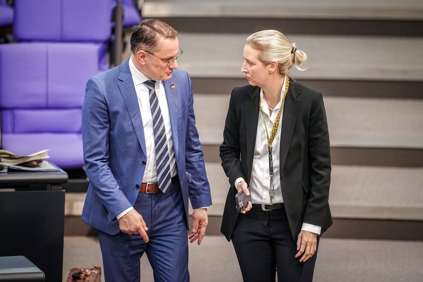 18.01.2024, Berlin: Tino Chrupalla (l), AfD-Bundesvorsitzender und Fraktionsvorsitzender der AfD, und Alice Weidel, Fraktionsvorsitzende der AfD, nehmen an der aktuellen Stunde im Bundestag mit dem Th ...