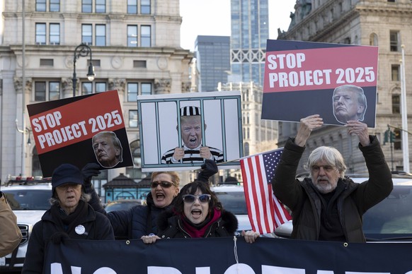 USA, Proteste gegen Donald Trump in New York January 11, 2024, New York, New York, Usa: Anti-Trump protesters with Rise &amp; Resist block traffic holding signs and banners outside of the New York Cou ...