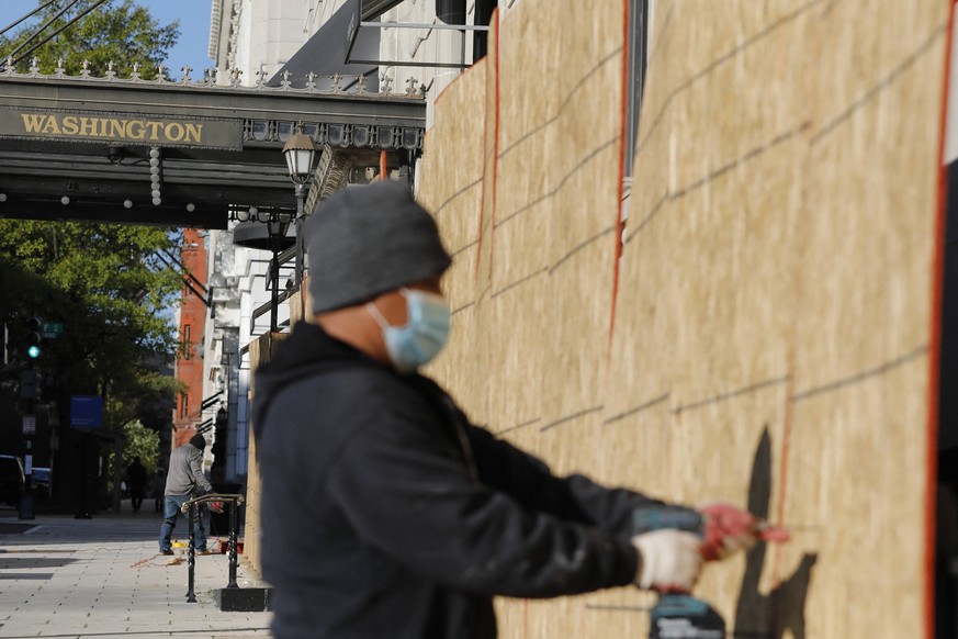 Presidential Election Day Preparation - Washington Workers place plywood over hotel windows near the White House the day before the Presidential Election in Washington, DC, USA on November 2, 2020. Ph ...