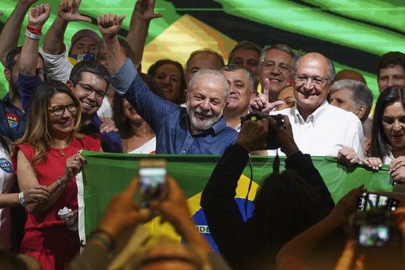 dpatopbilder - 29.10.2022, Brasilien, São Paulo: Brasiliens Präsidentschaftskandidat und ehemaliger brasilianischer Präsident Luiz Inacio Lula da Silva von der Arbeiterpartei hält seine erste Rede vor ...