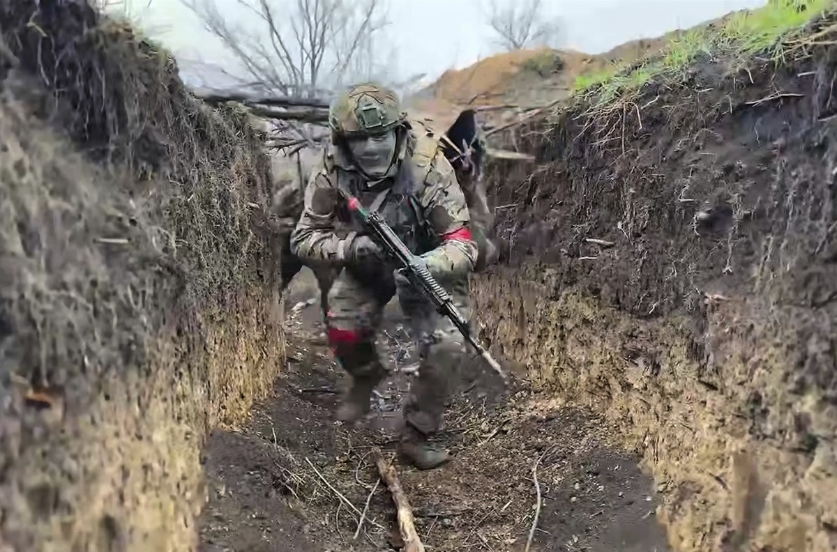 HANDOUT - 14.04.2025, Ukraine, ---: Auf diesem vom Pressedienst des russischen Verteidigungsministeriums veröffentlichten Videostandbild nehmen russische Soldaten an einem Gefechtstraining für Angriff ...
