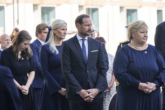 Kronprinzessin Mette-Marit von Norwegen, Kronprinz Haakon Magnus von Norwegen, und Erna Solberg, Ministerpräsidentin von Norwegen, nehmen an einer Gedenkfeier anlässlich des 10. Jahrestages der Terroranschläge in Oslo und auf der Insel Utøya teil.