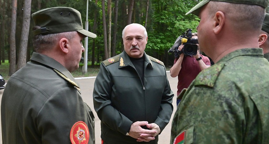 HANDOUT - 15.05.2023, Belarus, ---: Dieses vom Presseamt des Präsidenten von Belarus zur Verfügung gestellten Foto zeigt Alexander Lukaschenko (M), Präsident von Belarus, im Gespräch mit Offizieren, w ...