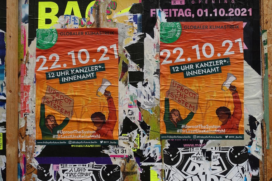 Plakat - GLOBALER KLIMASTREIK - Berlin - FRIDAYS FOR FUTURE 22.10.21 - 12 UHR - KANZLER*INNENAMT - UPROOT THE SYSTEM - UprootTheSystem - IhrLasstUnsKeineWahl - www.fridaysforfuture.berlin - GER, Germa ...