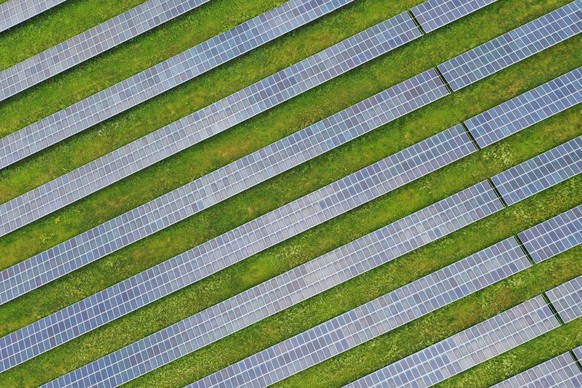 Symbolbild &quot;Erneuerbare Energie&quot; Photovoltaikanlage am Ortsrand von Heidelberg.