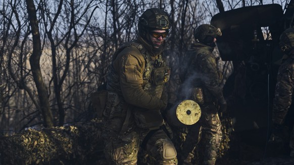 08.02.2023, Ukraine, -: Ukrainische Soldaten bereiten eine Kanone an der Frontlinie in der Nähe von Bachmut. Foto: Libkos/AP/dpa +++ dpa-Bildfunk +++