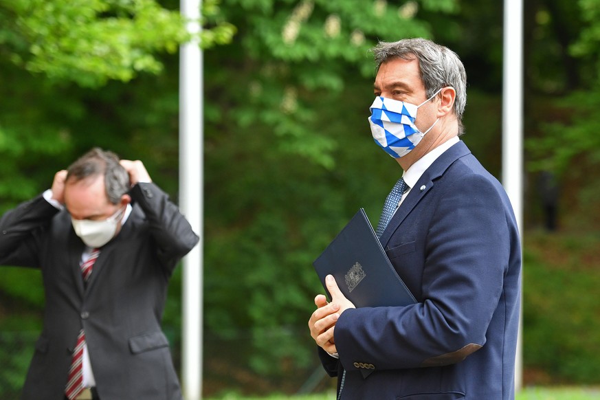 Bayern-Maske auf dem Mund, den Plan in der Hand: Ministerpräsident Markus Söder erklärte am Dienstag die bayerische Exit-Strategie aus dem Lockdown.