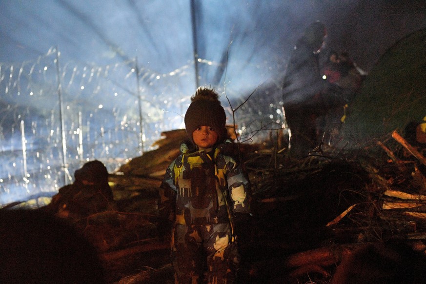 Belarus Poland Border Refugees 6693347 10.11.2021 Refugees from the Middle East and North Africa are seen in an illegal migrant camp on the Belarusian-Polish border in the Grodno region, Belarus. Hund ...