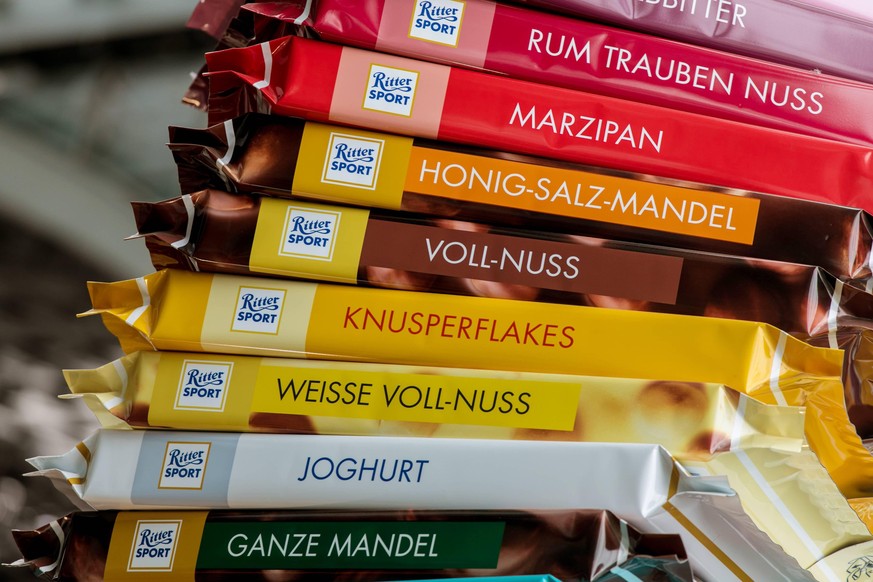 24.04.2018, Berlin, Deutschland, DER - Grosse Tafeln der Marke Ritter Sport auffgebaut als Werbung im Berliner Hauptbahnhof. *** 24 04 2018 Berlin Germany THE large panels of the brand Ritter Sport bu ...