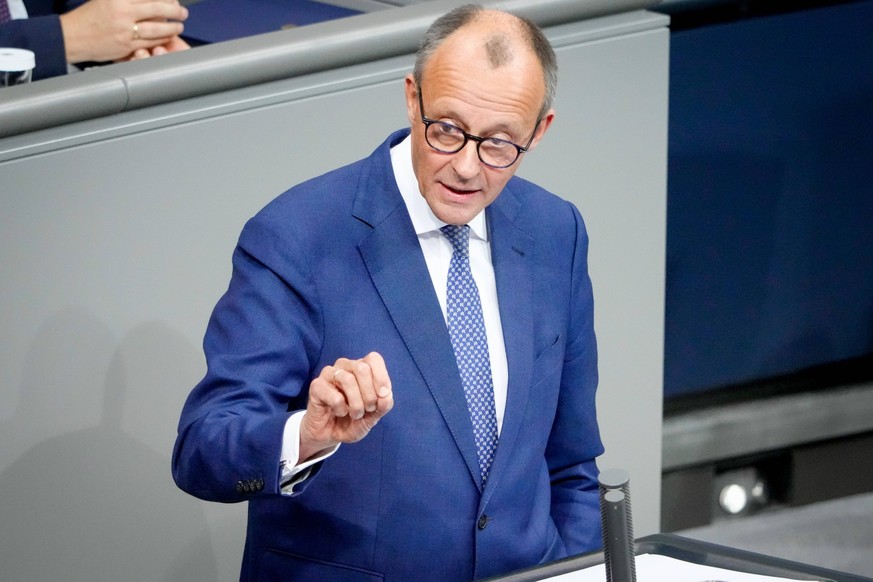 Deutscher Bundestag, 199. Plenarsitzung Friedrich Merz CDU im Portrait bei seiner Rede mit besonderer Geste zur Regierungserklaerung zur aktuellen Lage des Bundeskanzlers bei der 199. Sitzung des Deut ...