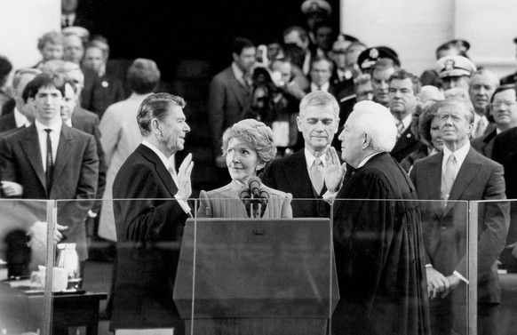 Bildnummer: 52451790 Datum: 20.01.1981 Copyright: imago/UPI Photo
First Lady Nancy Reagan (Mitte, USA) während der Vereidigung ihres Mannes Ronald in Washington DC PUBLICATIONxINxGERxSUIxAUTxHUNxONLY, ...