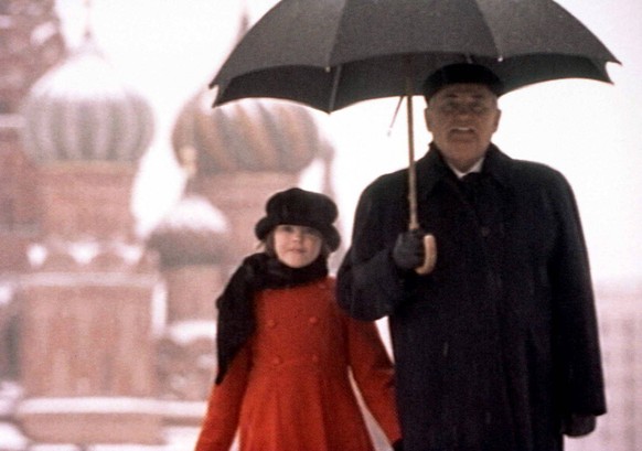 1997: Michail Gorbatschow mit seiner Enkelin Anastasia auf dem Roten Platz in Moskau.