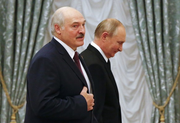 ARCHIV - 09.09.2021, Russland, Moskau: Alexander Lukaschenko (l), Pr�sident von Belarus, und Wladimir Putin, Pr�sident von Russland, gehen w�hrend einer gemeinsamen Pressekonferenz im Kreml durch den  ...