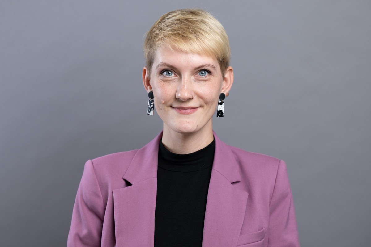 ARCHIV - 01.10.2024, Sachsen, Dresden: Sophie Koch (SPD), Landtagsabgeordnete, steht im Foyer des Landtags. (zu dpa: «Neue Queer-Beauftragte will für mehr Akzeptanz eintreten») Foto: Sebastian Kahnert ...