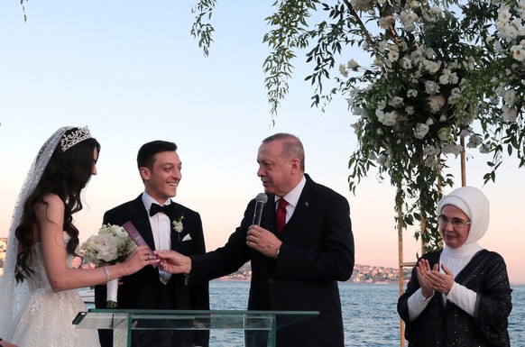 ARCHIV - 07.06.2019, Türkei, Istanbul: Recep Tayyip Erdogan (2.v.r), Präsident der Türkei, spricht auf der Hochzeit von Fußballer Mesut Özil (2.v.l) und seiner Ehefrau, der Schauspielerin Amine Gülse  ...