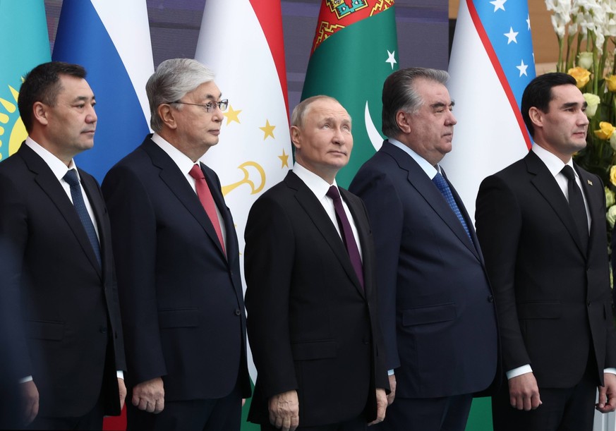 News Bilder des Tages Kazakhstan Russia Putin 8294968 14.10.2022 In this handout photo released by the Kazakh Presidential Press Office, Kyrgyz President Sadyr Japarov, Kazakhstan s President Kassym-J ...