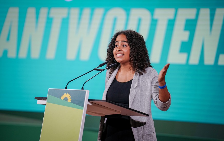 14.10.2022, Nordrhein-Westfalen, Bonn: Sarah-Lee Heinrich (Bündnis 90/Die Grünen), Bundessprecherin der Grünen Jugend, spricht beim Grünen-Bundesparteitag zu den Delegierten. Die Bundesdelegiertenkonf ...