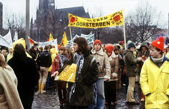 Blick auf die Teilnehmer des Protestmarsches Gorleben am 31.3.1979 in Hannover. Rund 50 000 Atomkraftgegner kamen am 31. März 1979 nach Hannover, um gegen den geplanten Bau der atomaren Wiederaufberei ...