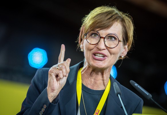 Bettina Stark-Watzinger (FDP), Bundesministerin für Bildung und Forschung, spricht beim FDP-Bundesparteitag. Bei dem ersten Präsenzparteitag der FDP nach dem Beginn von Corona wollen die Delegierten u ...