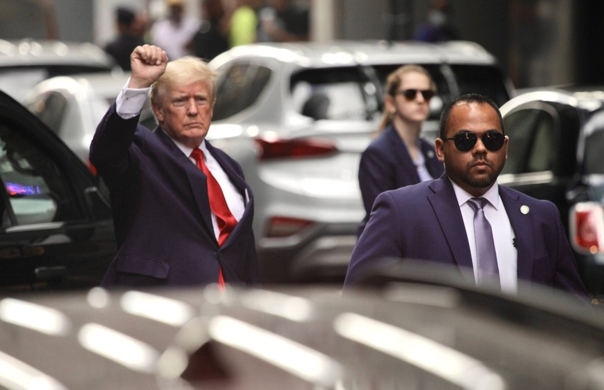 News Themen der Woche KW32 News Bilder des Tages Former President of the United States of America Donald Trump leaves Trump Tower in New York. His residence at Mar-a-Lago was raided by the FBI in the  ...