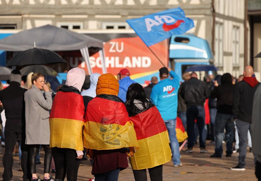 Junge Unterstützerinnen bei einer Wahlkampfveranstaltung der AfD in Sachsen-Anhalt.