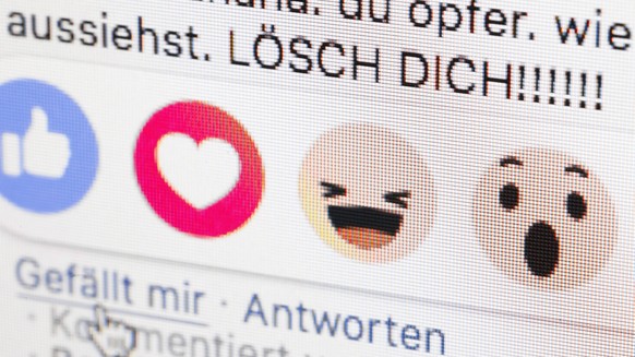 Symbolfoto: Gestellte Aufnahme zum Thema mobbing in sozialen Netzwerken. Neben dem Gefaellt mir Button von facebook sind die Worte Loesch dich zu sehen. Berlin, 01.03.2019. Berlin Deutschland *** Symb ...