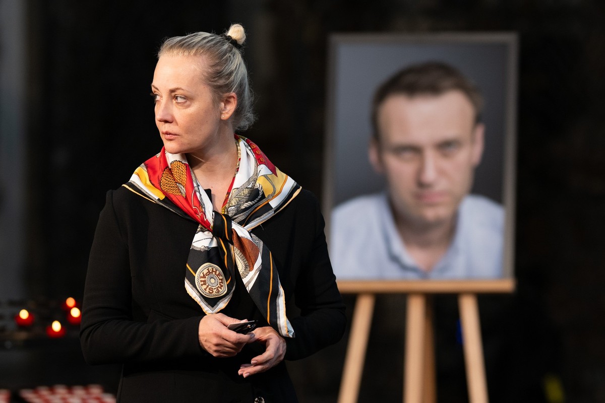 04.06.2024, Berlin: Julia Nawalnaja, Witwe von Alexej Nawalny, geht zum Ende eines Gottesdiensts in der St. Marienkirche f