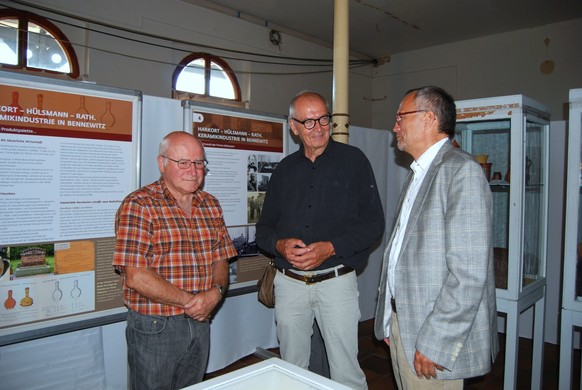 Ulrich Heß (M.) bei einer Ausstellung zur Keramikindustrie im Umland von Wurzen.