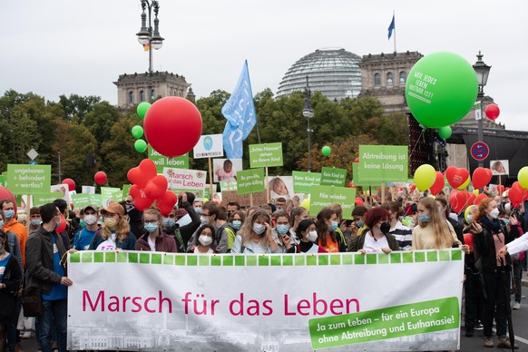 Teilnehmer und Teilnehmerinnen an der Demonstration «Marsch für das Leben» gehen unweit des Reichstages. Mit Schildern und Transparenten demonstrierten sie gegen Abtreibungen.