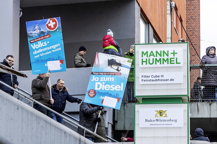 Weil sich der Veranstalter politische Unabhängigkeit wünschte, wurden die Parteisymbole überklebt.