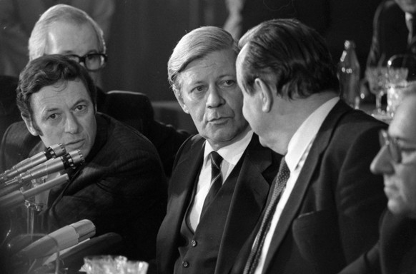 Federal Chancellor of Federal Republic of Germany Helmut Schmidt visits USSR 8198285 08.07.1980 Federal Chancellor of the Federal Republic of Germany Helmut Schmidt, center, during the news conference ...