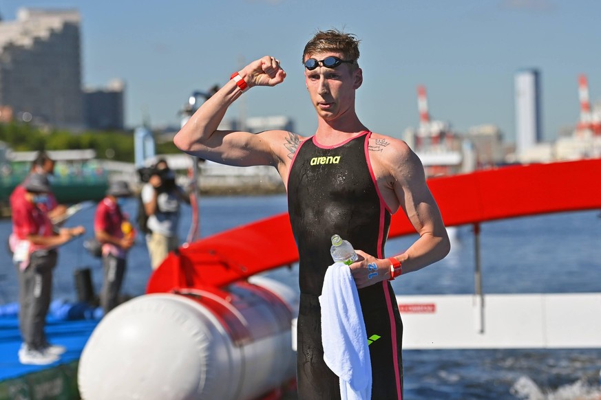 Florian Wellbrock jubelt nachdem er das Wasser bei Olympia als Erster verlassen hat