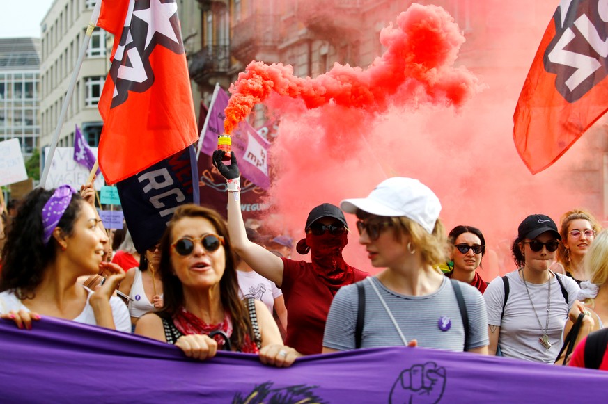 A protester lets off a smoke bomb at a demonstration during a women&#039;s strike (Frauenstreik) in Zurich, Switzerland June 14, 2019. REUTERS/Arnd Wiegmann