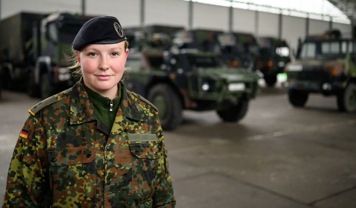 PRODUKTION - 17.11.2022, Niedersachsen, L�neburg: Die Soldatin der Bundeswehr, Vivian T. steht in einer Halle auf dem Gel�nde der L�neburger Theodor-K�rner-Kaserne. Im Fr�hjahr soll es f�r einige L�ne ...