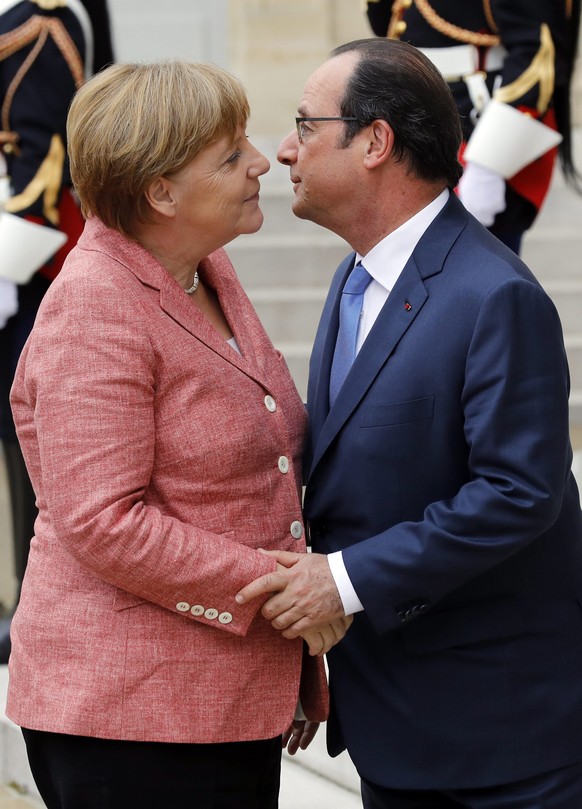 Francois Hollande umarmt nicht, er legt die Hand auf.