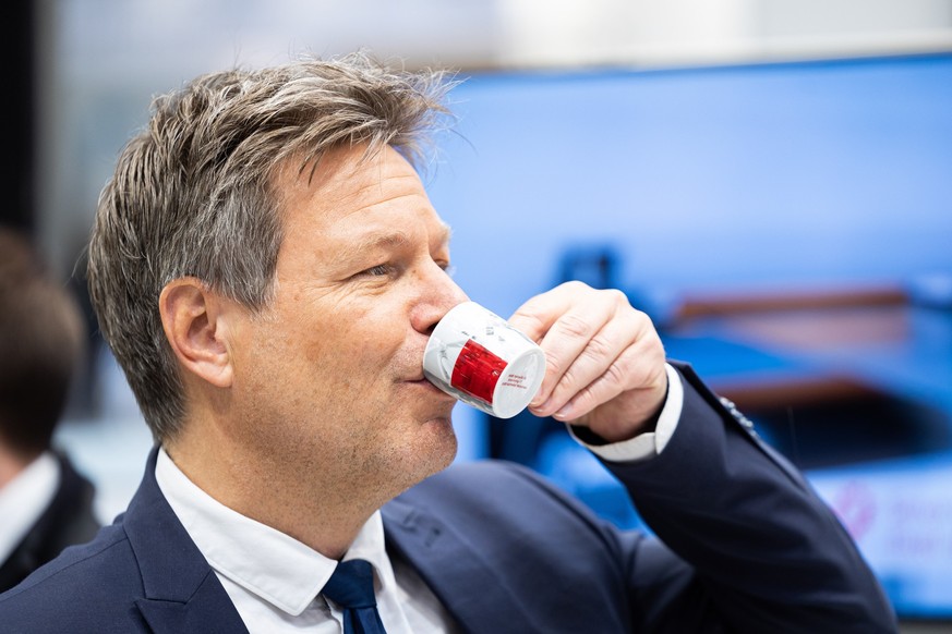 18.04.2023, Niedersachsen, Hannover: Robert Habeck (Bündnis 90/Die Grünen), Bundesminister für Wirtschaft und Klimaschutz, steht bei einem Messerundgang auf der Industriemesse Hannover Messe am Messes ...