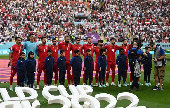 Fussball, Herren, Saison 2022/23, WM in Katar, Gruppe B 1. Spieltag, England - Iran im Khalifa International Stadium in Ar-Rayyan, die Spieler des Iran singen aus Protest die eigenen Hymne nicht mit, ...