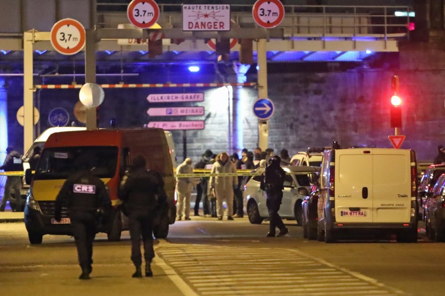 13.12.2018, Frankreich, Straßburg: ©PHOTOPQR/L&#039;ALSACE ; La police scientifique dans rue du Lazaret à Strasbourg Neudorf où a été abattu Cherif Chekatt par la brigade spécialisée de terrain (BST)  ...