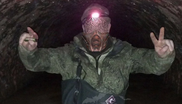 Ein russischer Soldat im Tunnel, über den er und seine Kameraden die ukrainische Front "durchlaufen".
